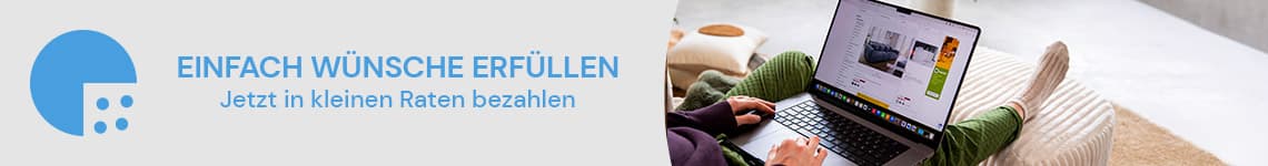Einfach Wünsche erfüllen – Jetzt in kleinen Raten bezahlen. Person sitzt auf Bett und shoppt online auf einem Laptop.