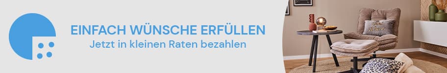 EINFACH WÜNSCHE ERFÜLLEN – Jetzt in kleinen Raten bezahlen – Gemütlicher Wohnbereich mit Sessel, Beistelltisch und Dekoration