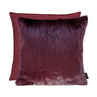 Zwei dunkelrote Kissen, das vordere hat einen flauschigen Bezug, das hintere einen glatten Bezug.