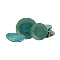 Mehrere türkisfarbene Teller und Schalen mit dekorativem Muster in einem Set arrangiert.