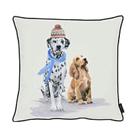 Zierkissen mit Dalmatiner in Mütze und Schal neben braunem Hund, beide schauen nach oben