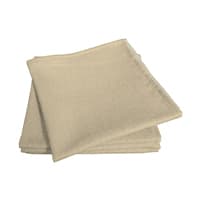 Zwei übereinander gestapelte, beigefarbene Stoffservietten