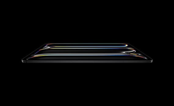 Schlankes, schwarzes Smartphone liegt flach auf schwarzem Hintergrund, Lichtreflexionen sichtbar auf der Oberfläche.