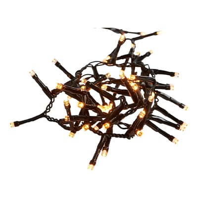 Schwarze Lichterkette mit kleinen, warmweißen LED-Lichtern, auf einem weißen Hintergrund zusammengeschlungen.