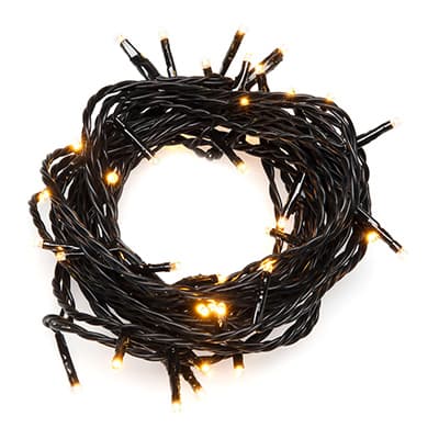 LED-Lichterkette mit warmweißen Lichtern, zusammengewickelt auf weißem Hintergrund