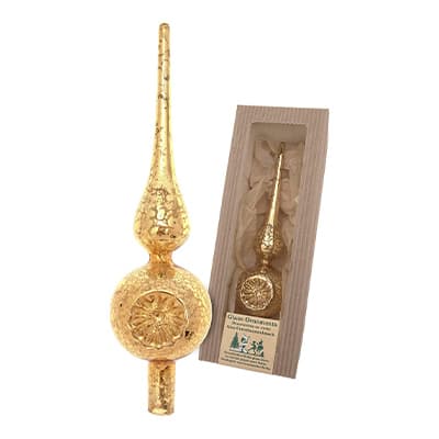 Goldene Christbaumspitze mit filigranen Mustern, daneben Verpackung mit identischer Spitze und Aufschrift "Glass Ornaments"
