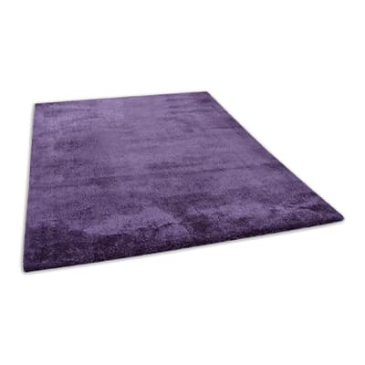 Lila Teppich mit rechteckiger Form, flach auf dem Boden liegend