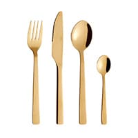 Goldenes Besteckset mit Gabel, Messer, großer und kleiner Löffel, auf weißem Hintergrund angeordnet