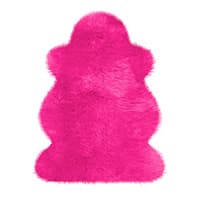 Pinkfarbener, flauschiger Teppich in Form eines Bären, auf weißem Hintergrund