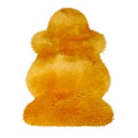 Gelber, flauschiger Teppich in Form eines Tieres mit abgerundeten Kanten