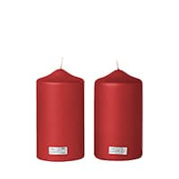 Zwei rote, zylindrische Kerzen nebeneinander, beide mit einem weißen Docht und einem kleinen Etikett am unteren Rand.