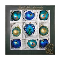 Weihnachtskugeln-Set mit Pfauenmotiv – 9 bunte Kugeln in grüner Schachtel mit Sichtfenster, davon eine Pfauenfigur in der Mitte