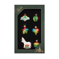 Schachtel mit fünf bunten Christbaumkugeln in verschiedenen Formen, darunter Einhorn, Herz und Wolke