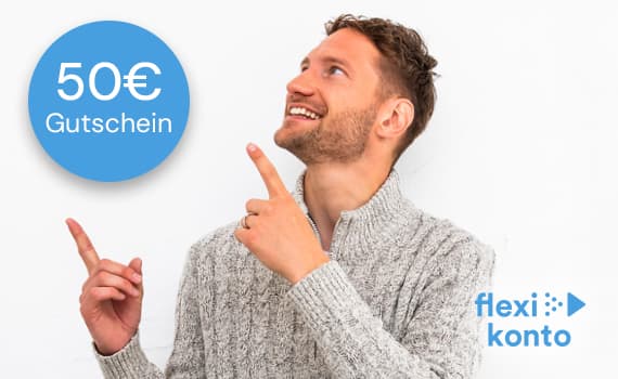 50€ Gutschein – Mann in grauem Pullover zeigt mit beiden Händen auf Gutschein-Kreis links und flexi konto-Logo rechts