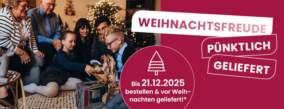 Weihnachtsfreude pünktlich geliefert – Familie öffnet Geschenke neben Weihnachtsbaum, Text bis 21.12.2025 bestellen & vor Weihnachten geliefert