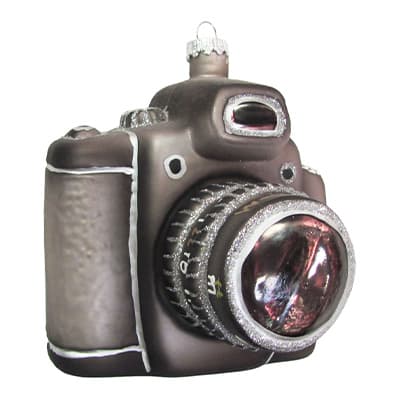 Braune Kamera mit silbernen Details und glitzerndem Objektiv als Weihnachtsbaumornament
