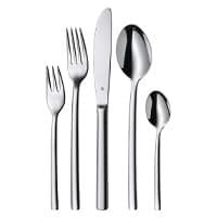 Besteckset mit Gabel, Messer, Suppenlöffel, Kuchengabel und Teelöffel in silberfarbenem Design nebeneinander auf weißem Hintergrund