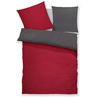 Rot-graue Bettwäschegarnitur mit zwei Kissen und einer Decke, halb geöffnet und zentriert liegend