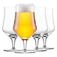 Ein gefülltes Bierglas mit Schaum vor drei leeren Biergläsern auf weißem Hintergrund