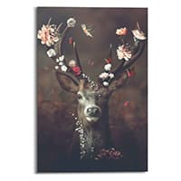 Hirsch mit Blumen und Schmetterlingen auf den Geweihen, Vogel auf dem linken Geweih, vor dunklem Hintergrund