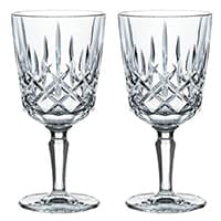 Zwei Weingläser mit aufwändigem Schliffmuster stehen nebeneinander.