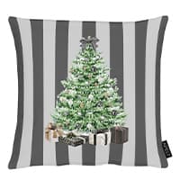Gestreiftes Kissen mit Weihnachtsbaum und Geschenken darunter.