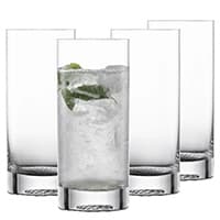 Vier hohe Gläser, eines davon gefüllt mit Eiswasser und Minzblättern