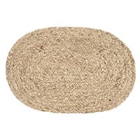 Ovaler, geflochtener Teppich in hellbraunen Farbtönen, von oben fotografiert
