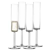 Vier hohe Sektgläser, eines davon mit Sekt gefüllt, die anderen drei leer