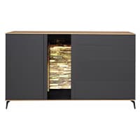 Dunkles Sideboard mit zwei Türen und vier Schubladen, mittlere Tür geöffnet, zeigt beleuchtetes Fach mit gestapeltem Holz.