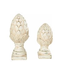 Zwei dekorative Zapfenfiguren in unterschiedlicher Größe auf Sockeln, beide mit geschnitzten Details und weißer Farbe