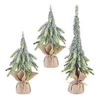 Drei kleine künstliche Tannenbäume mit Schnee bedeckt und Jutesäcken als Baumständer