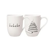 Zwei weiße Tassen, eine mit dem Schriftzug "hohoho", die andere mit einer stilisierten Weihnachtsbaum-Zeichnung