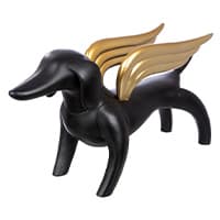 Schwarze Dackel-Figur mit goldenen Flügeln auf dem Rücken, stehend und leicht nach vorne blickend