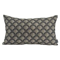 Rechteckiges Kissen mit dunkelgrauem Hintergrund und hellen geometrischen Mustern in Form von Fächern, frontal abgebildet