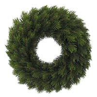 Kreisförmiger grüner Weihnachtskranz mit dichtem Nadelwerk