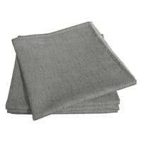 Zwei graue, gefaltete Handtücher auf einem weißen Hintergrund