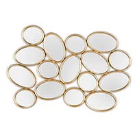 Mehrere ovale Spiegel mit goldenen Rahmen in einer dekorativen Anordnung