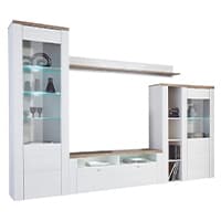 Weiße Wohnwand mit Glastüren und offenen Regalen, geeignet für Fernseher und Dekorationen, enthält Schubladen und Ablageflächen