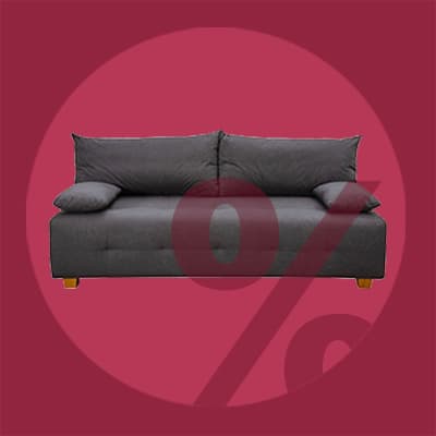 Graues Sofa vor rotem Hintergrund mit Prozentzeichen