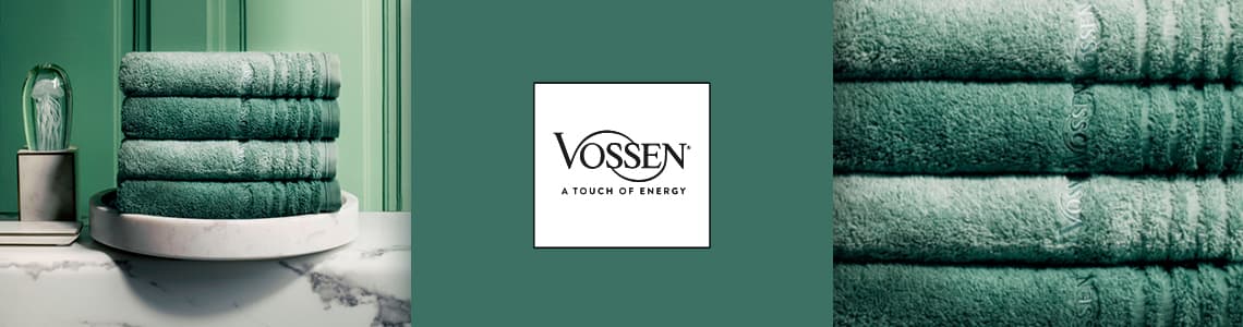 Vossen – A Touch of Energy. Gestapelte grüne Handtücher auf einem Marmortablett vor grünem Hintergrund