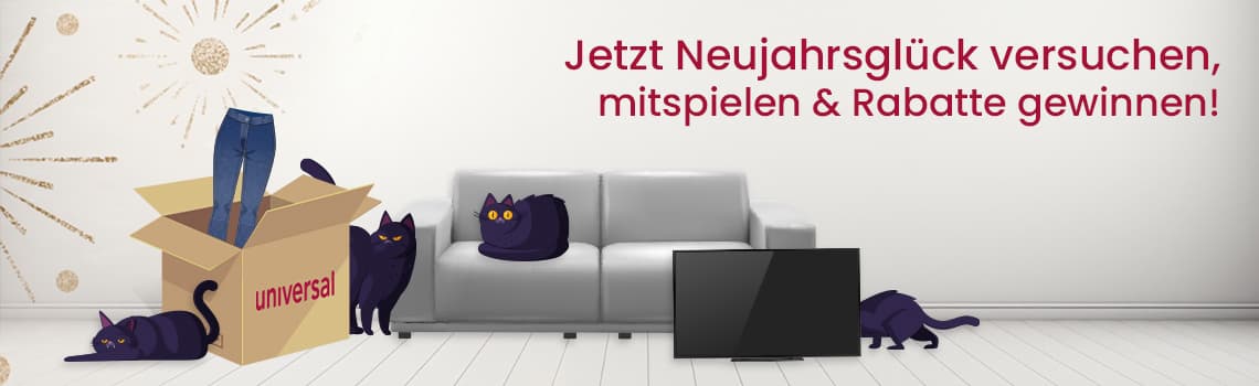 Jetzt Neujahrsglück versuchen, mitspielen & Rabatte gewinnen! Vier Katzen und eine Jeans in einem Karton vor Sofa und TV.