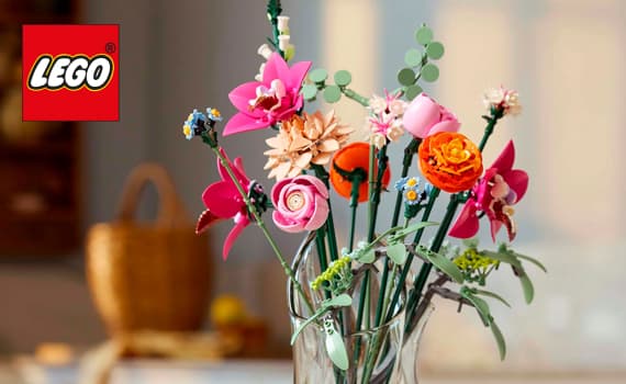 LEGO – Bunter Blumenstrauß aus LEGO-Steinen in einer Glasvase