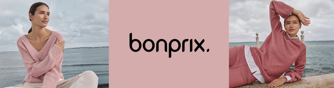 bonprix – Frau in rosa Pullover am Meer, Frau in rosa Freizeitkleidung liegt am Geländer