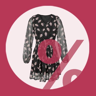 % – Schwarzes Kleid mit weißem Blättermuster vor rotem Hintergrund