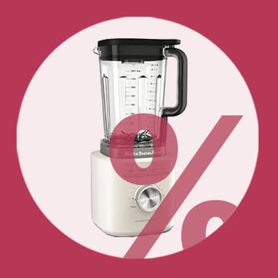 Prozentzeichen über einem weißen Standmixer mit schwarzem Deckel und Griff