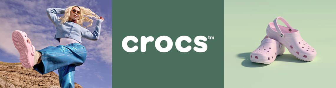 crocs – Person in blauer Hose und rosa Crocs springt, daneben rosa Crocs auf grünem Hintergrund