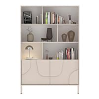 Modernes Regal mit Büchern, Dekoartikeln und Schränken im unteren Bereich