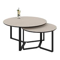 Runde Nesting-Tische mit schwarzem Gestell, ein Glas Wasser mit Zitronenscheiben steht auf dem größeren Tisch.