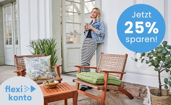 Jetzt 25 % sparen! flexi konto – Person lehnt an Türrahmen, neben Stühlen und Pflanzen.